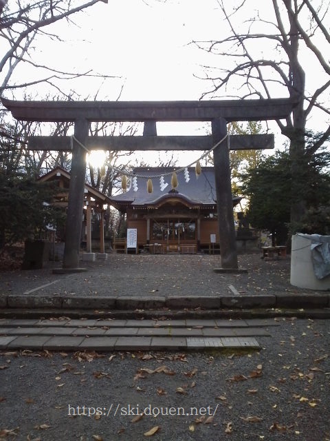 札幌市内で桜の時期4月末頃に神社巡りをするならこの公園内だけで三か所の神社が回れる相馬神社 スキーはじめてガイド ハツスキー 北海道の楽しみ方